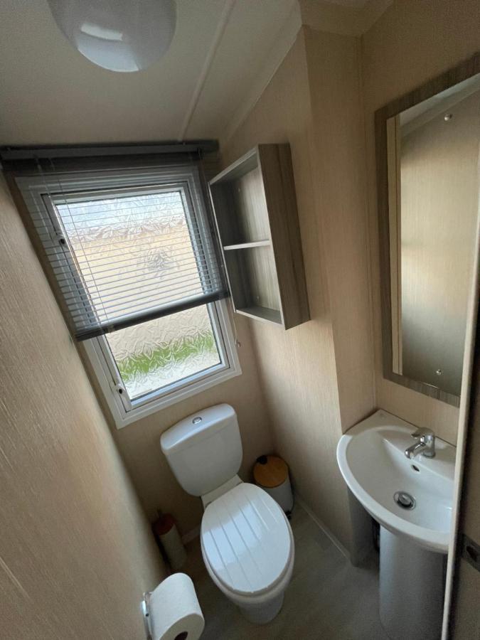 Delightful 6 Berth Holiday Home With Decking Area チチェスター エクステリア 写真