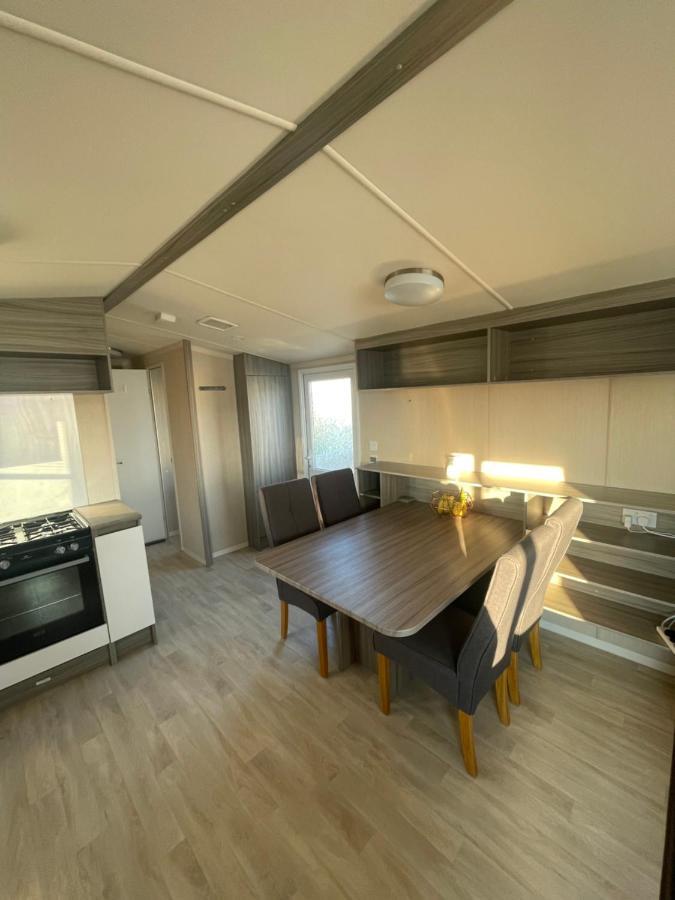 Delightful 6 Berth Holiday Home With Decking Area チチェスター エクステリア 写真
