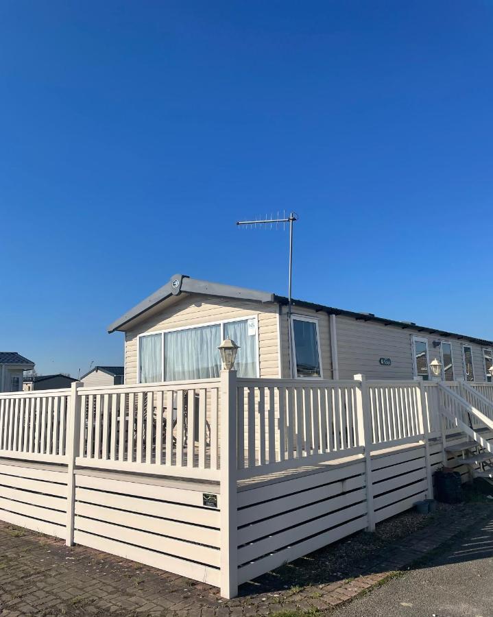 Delightful 6 Berth Holiday Home With Decking Area チチェスター エクステリア 写真