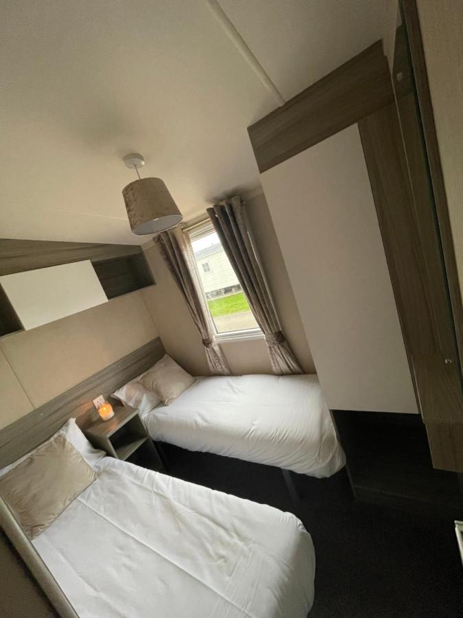 Delightful 6 Berth Holiday Home With Decking Area チチェスター エクステリア 写真